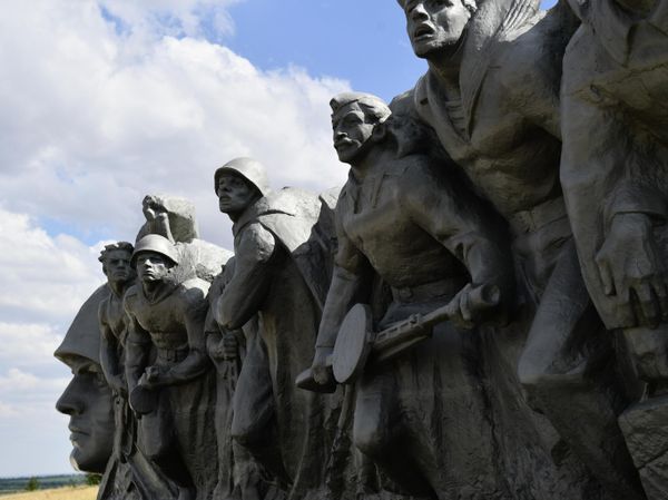 Мемориальный комплекс Саур-Могила, разрушенный в ходе боев в 2014 году, в Донецкой области Мемориальный комплекс Саур-Могила, разрушенный в ходе боев в 2014 году, в Донецкой области