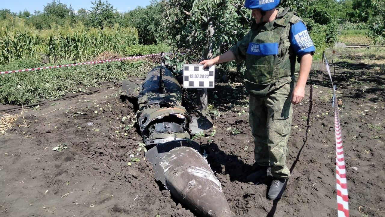Последствия обстрела Луганска ракетой Точка-У Последствия обстрела Луганска ракетой Точка-У - РИА Новости, 1920, 17.08.2022