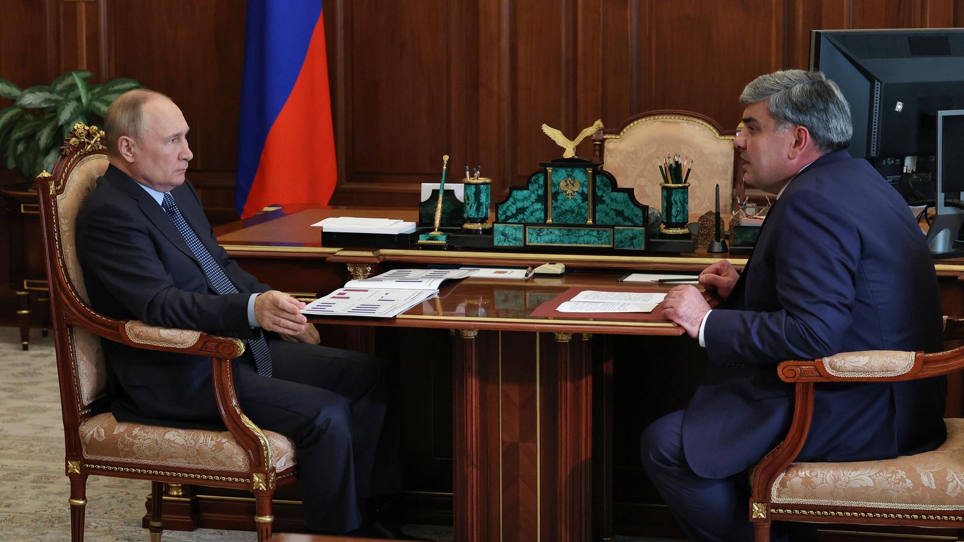 Президент РФ Владимир Путин и глава Кабардино-Балкарской Республики Казбек Коков во время встречи Президент РФ Владимир Путин и глава Кабардино-Балкарской Республики Казбек Коков во время встречи - РИА Новости, 1920, 13.07.2022