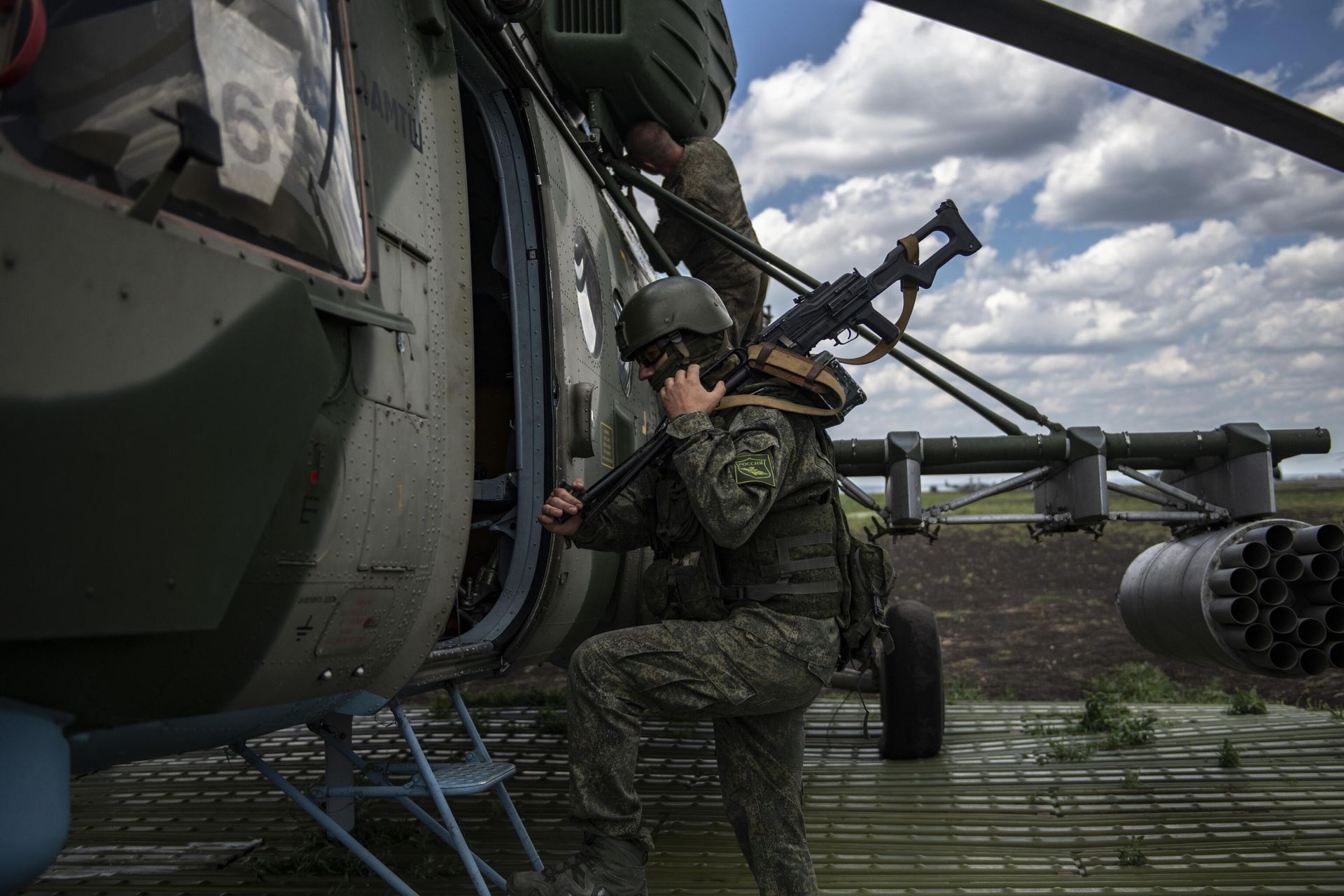 Военнослужащий у вертолета Ми-8МТВ на полевом аэродроме в зоне проведения специальной военной операции Военнослужащий у вертолета Ми-8МТВ на полевом аэродроме в зоне проведения специальной военной операции - РИА Новости, 1920, 12.08.2022