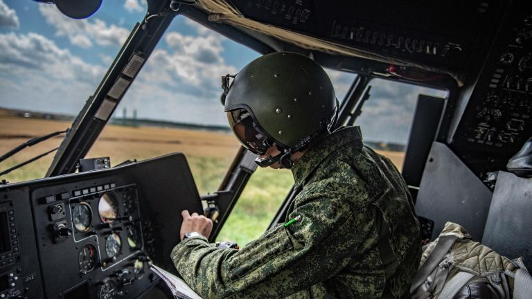 Военный летчик в кабине вертолета Ми-8МТВ на полевом аэродроме в зоне проведения специальной военной операции