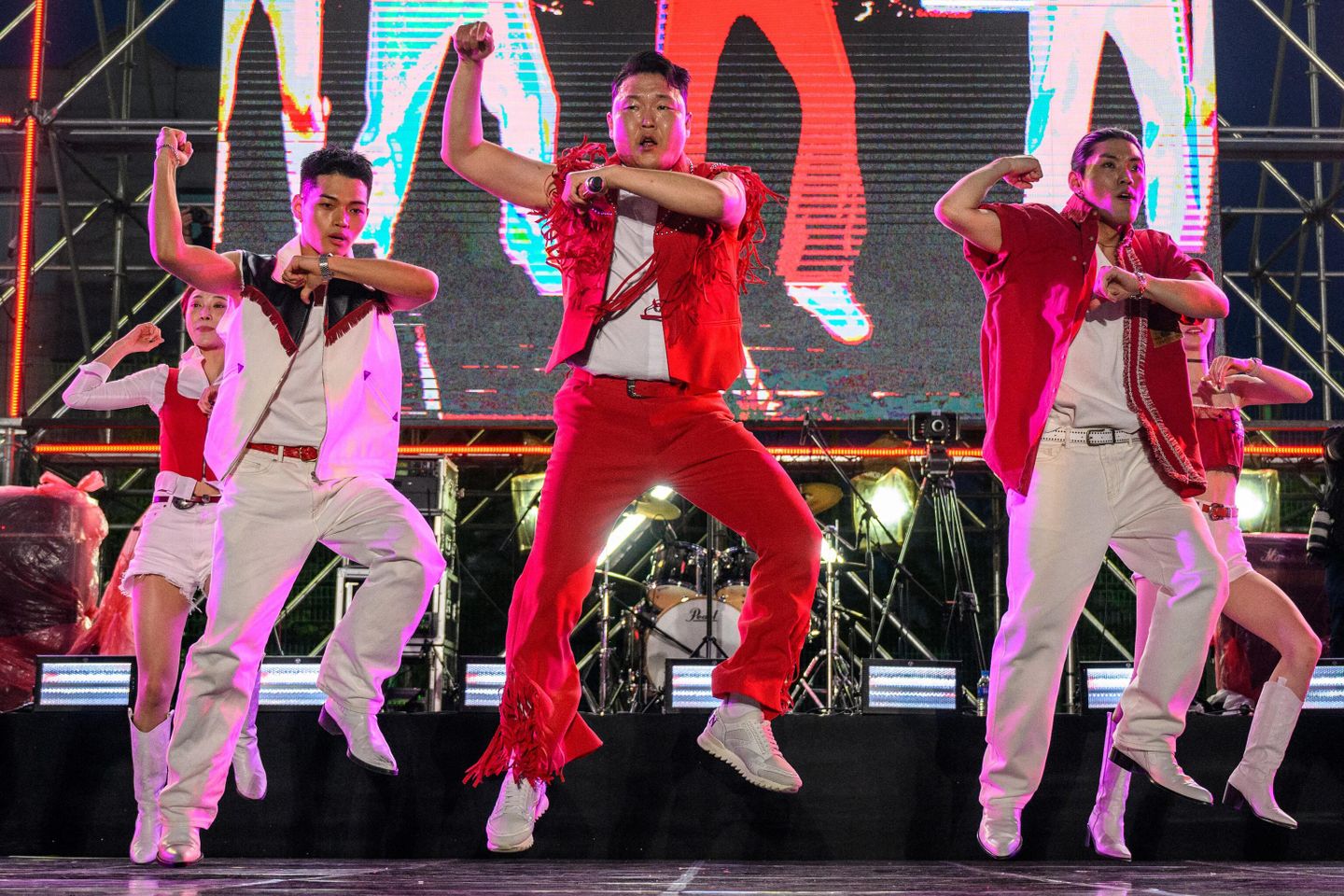 Южнокорейский певец и продюсер Psy (C) исполняет свой самый популярный хит Gangnam Style во время концерта на открытой площадке на территории Корейского университета в Сеуле Южнокорейский певец и продюсер Psy (C) исполняет свой самый популярный хит Gangnam Style во время концерта на открытой площадке на территории Корейского университета в Сеуле