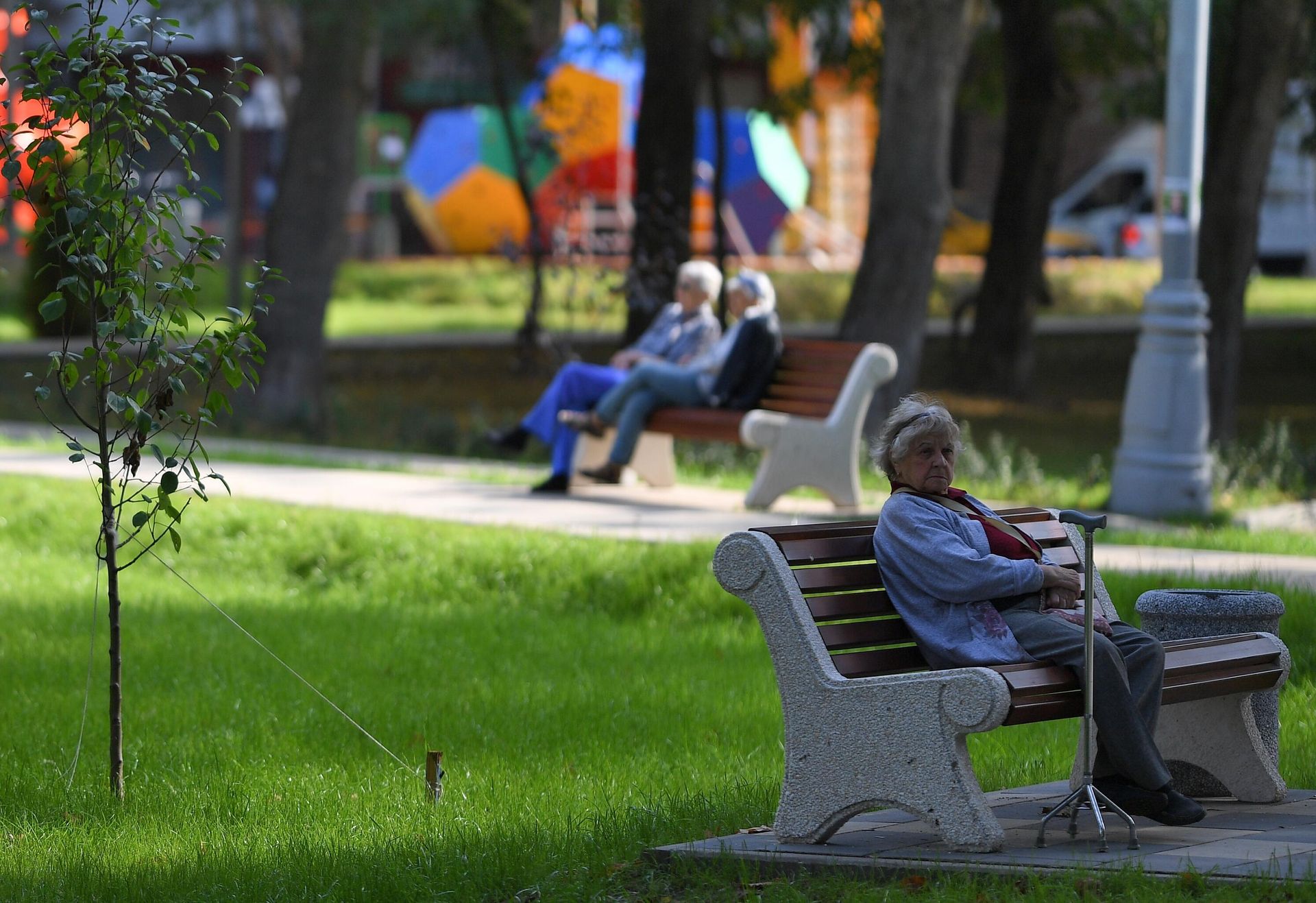 Отдыхающие в сквере на улице Флотская в Москве Отдыхающие в сквере на улице Флотская в Москве - РИА Новости, 1920, 30.05.2024