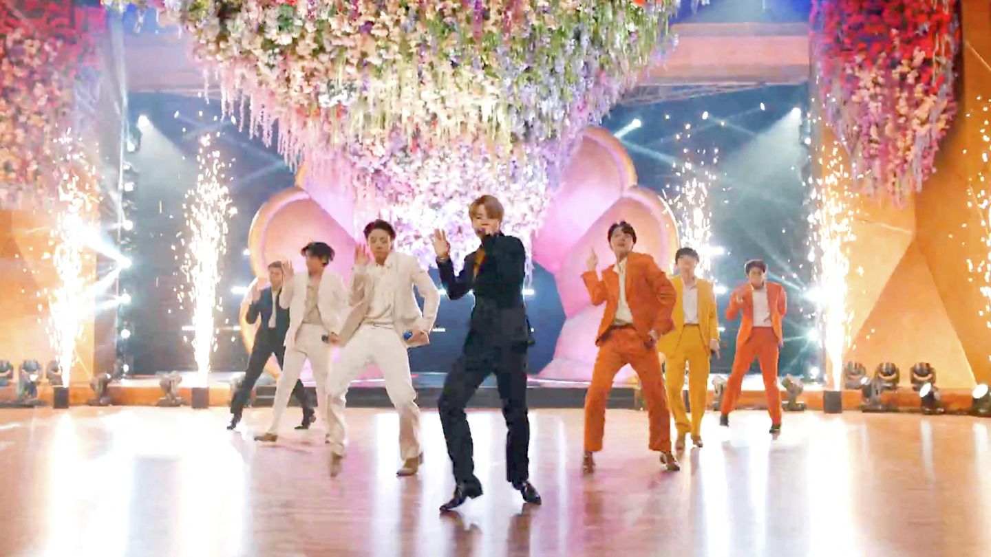 BTS выступают на сцене во время трансляции 63-й ежегодной премии Грэмми BTS выступают на сцене во время трансляции 63-й ежегодной премии Грэмми