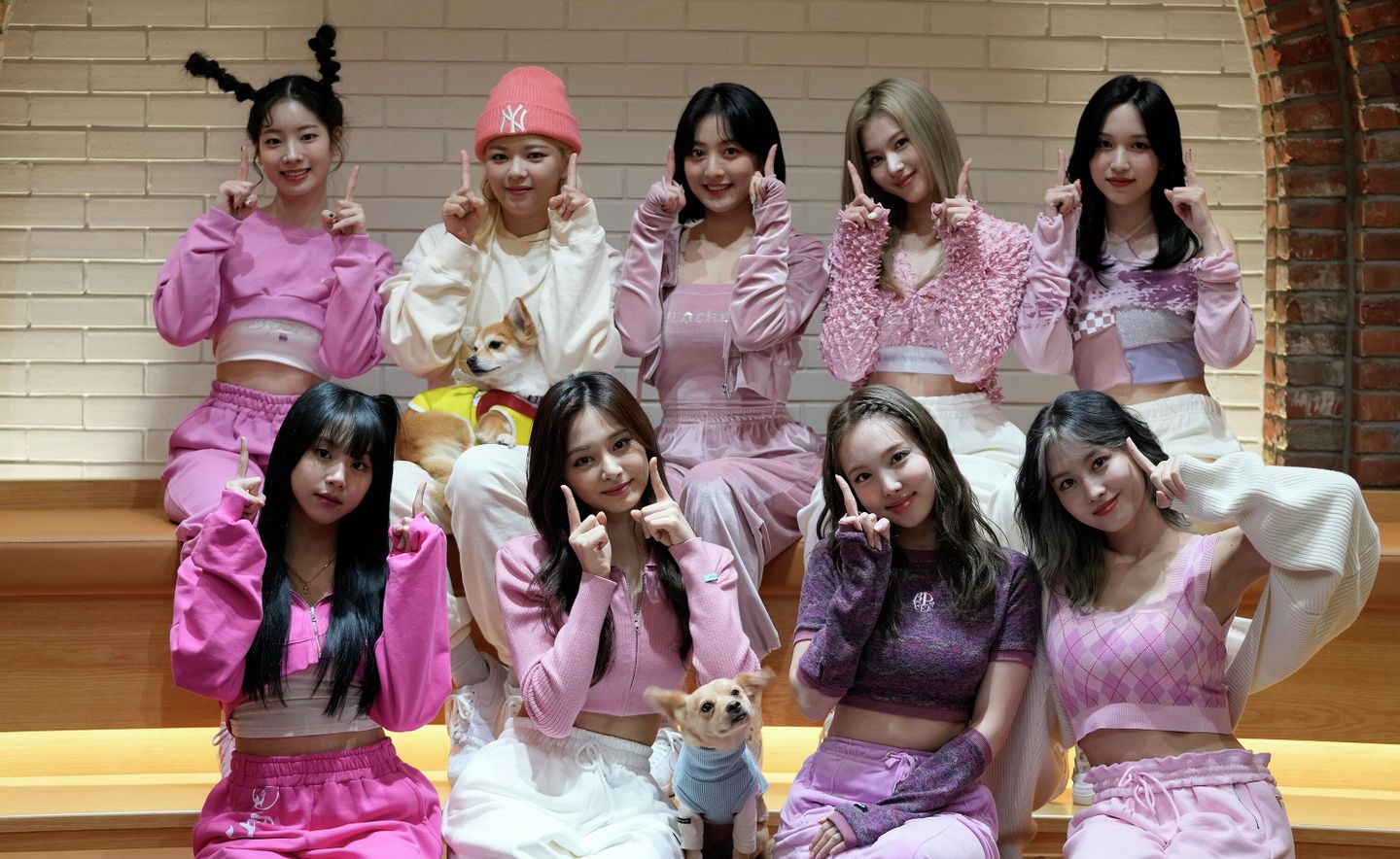 Южнокорейская к-поп группа TWICE Южнокорейская к-поп группа TWICE