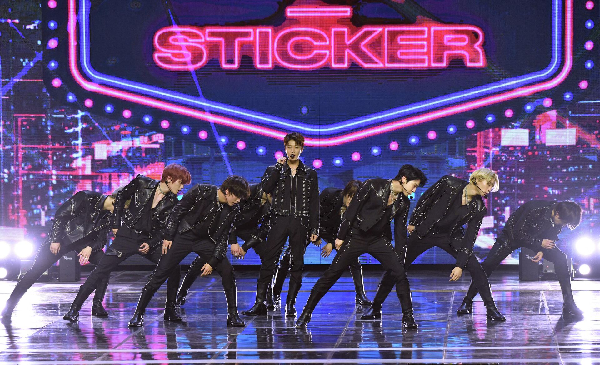 Южнокорейский бойз-бэнд NCT 127 выступает на 11-й церемонии вручения музыкальных наград Gaon Chart Music Awards в Сеуле Южнокорейский бойз-бэнд NCT 127 выступает на 11-й церемонии вручения музыкальных наград Gaon Chart Music Awards в Сеуле