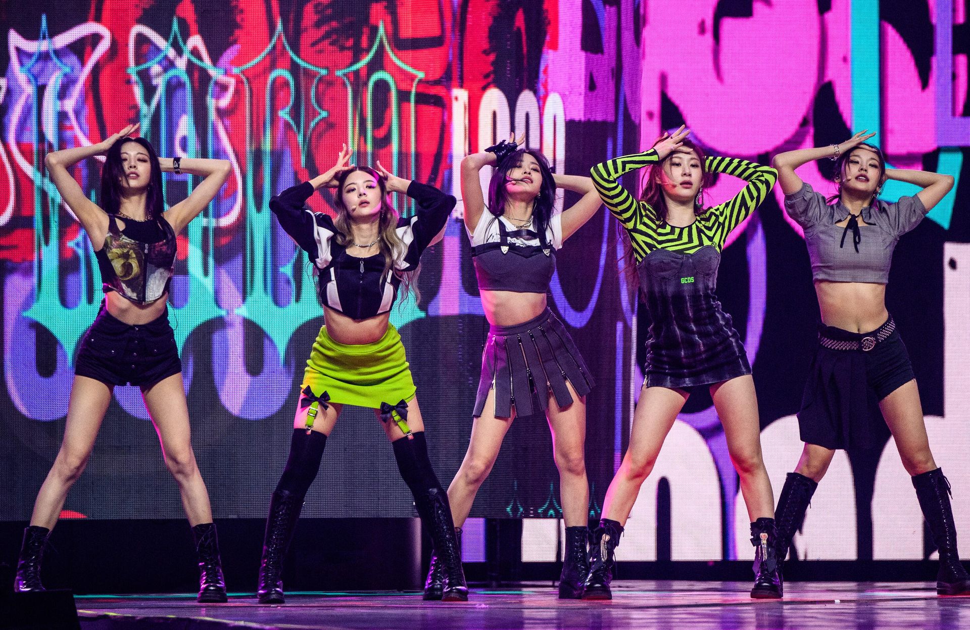 Южнокорейская K-Pop группа ITZY выступает во время Всемирного K-Pop концерта в конференц-центре KINTEX Южнокорейская K-Pop группа ITZY выступает во время Всемирного K-Pop концерта в конференц-центре KINTEX