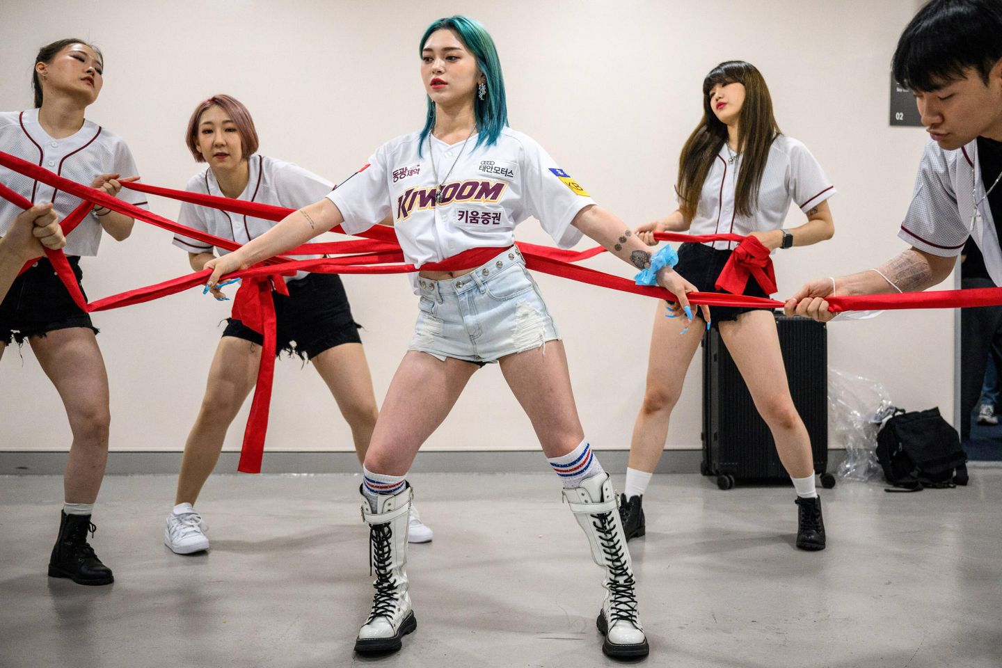 Корейско-американская звезда K-pop Алекса (в центре) и ее танцоры репетируют хореографию для своей песни Wonderland Корейско-американская звезда K-pop Алекса (в центре) и ее танцоры репетируют хореографию для своей песни Wonderland