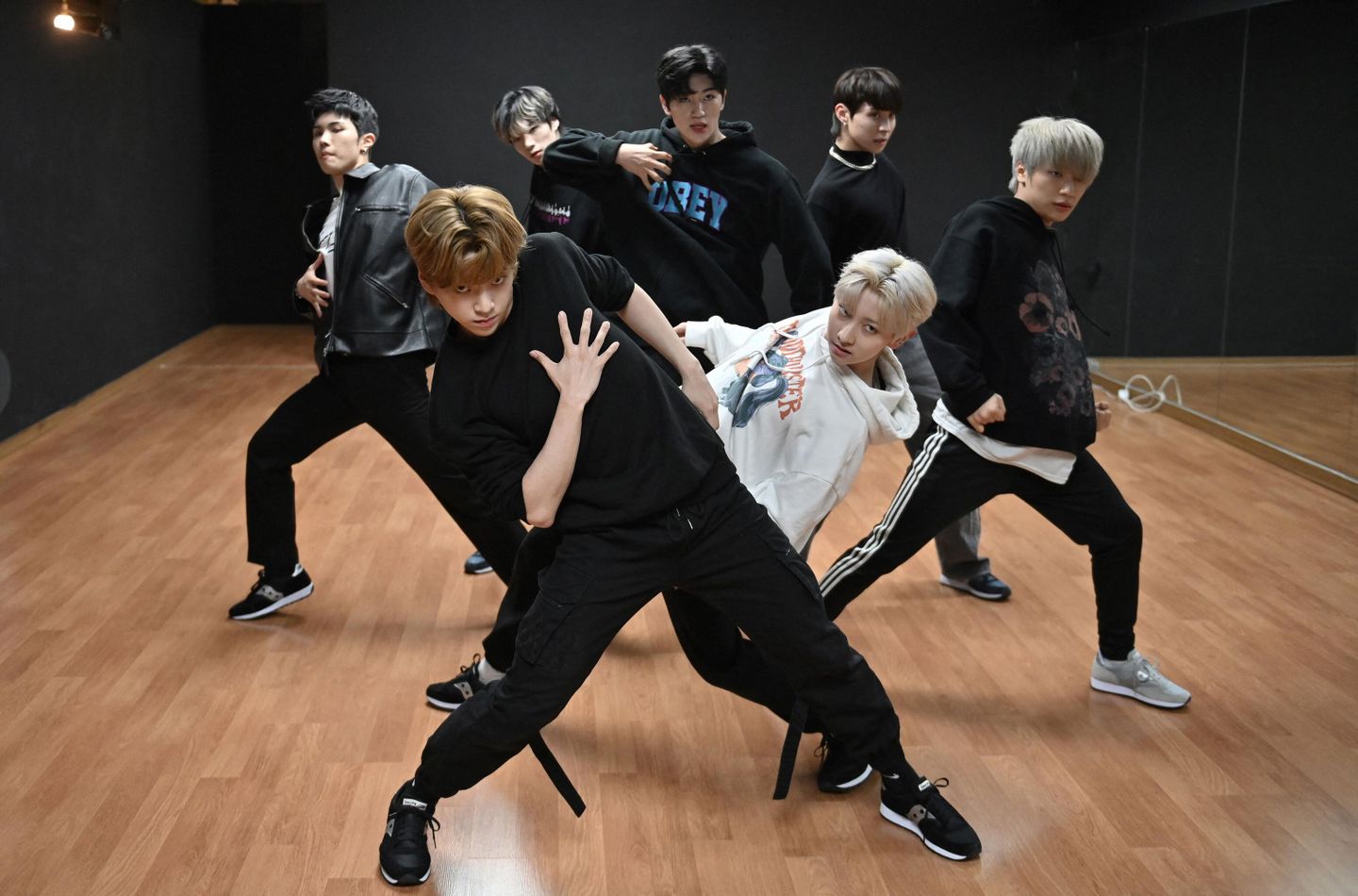 Участники бойз-бэнда K-pop Blitzers во время репетиции в студии Участники бойз-бэнда K-pop Blitzers во время репетиции в студии