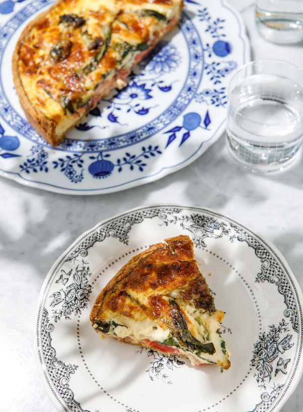 Киш с лососем, шпинатом и брокколи в ресторане Frantsuza Bistrot Киш с лососем, шпинатом и брокколи в ресторане Frantsuza Bistrot