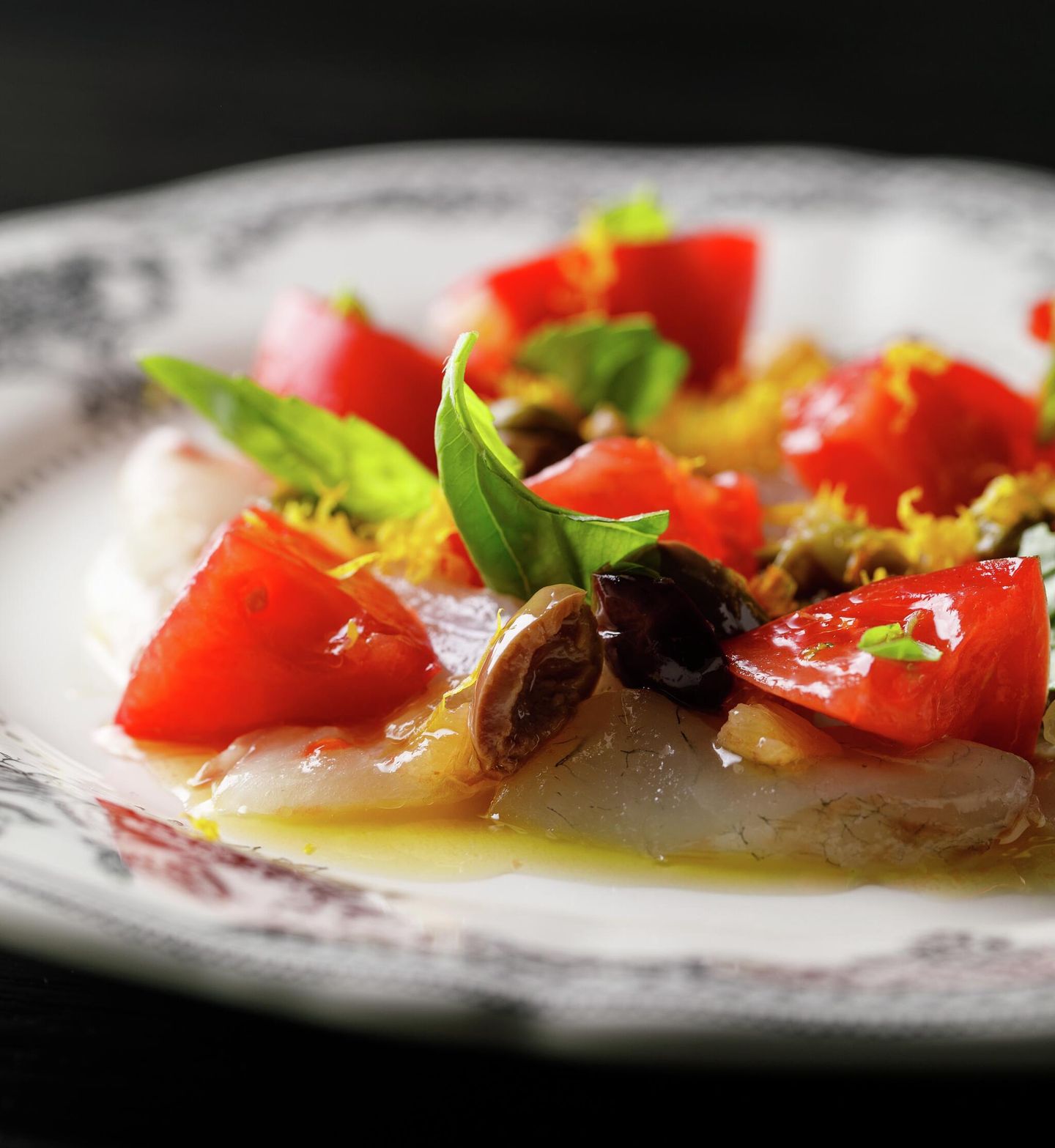 Крудо из дорадо в ресторане Frantsuza Bistrot Крудо из дорадо в ресторане Frantsuza Bistrot