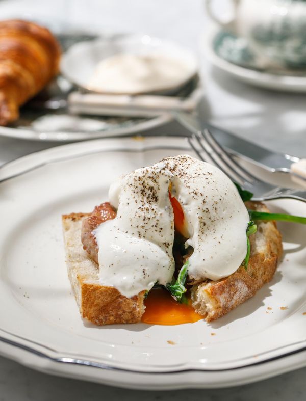 Пашот с утиным бифштексом и пармезаном в ресторане Frantsuza Bistrot Пашот с утиным бифштексом и пармезаном в ресторане Frantsuza Bistrot