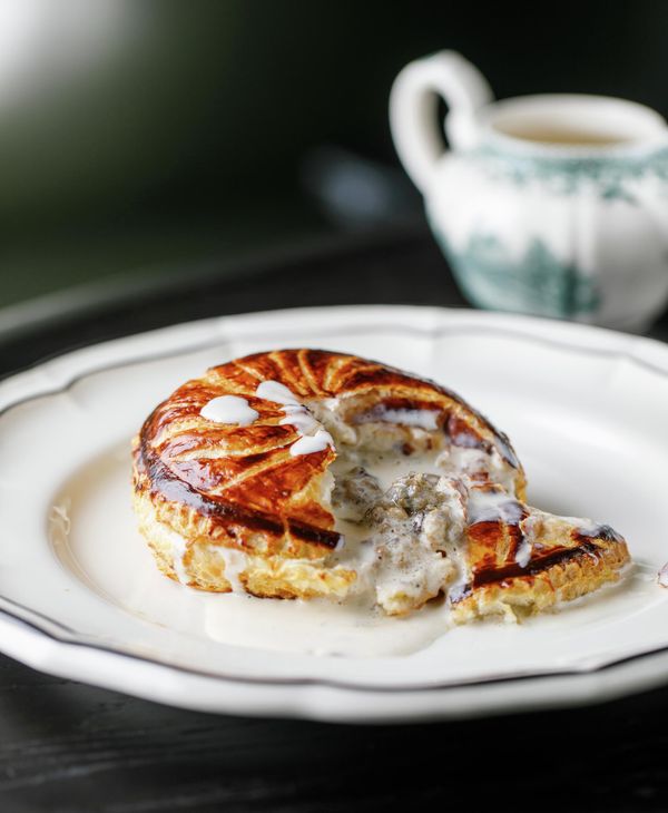Пирог с рапанами и белыми грибами в ресторане Frantsuza Bistrot Пирог с рапанами и белыми грибами в ресторане Frantsuza Bistrot