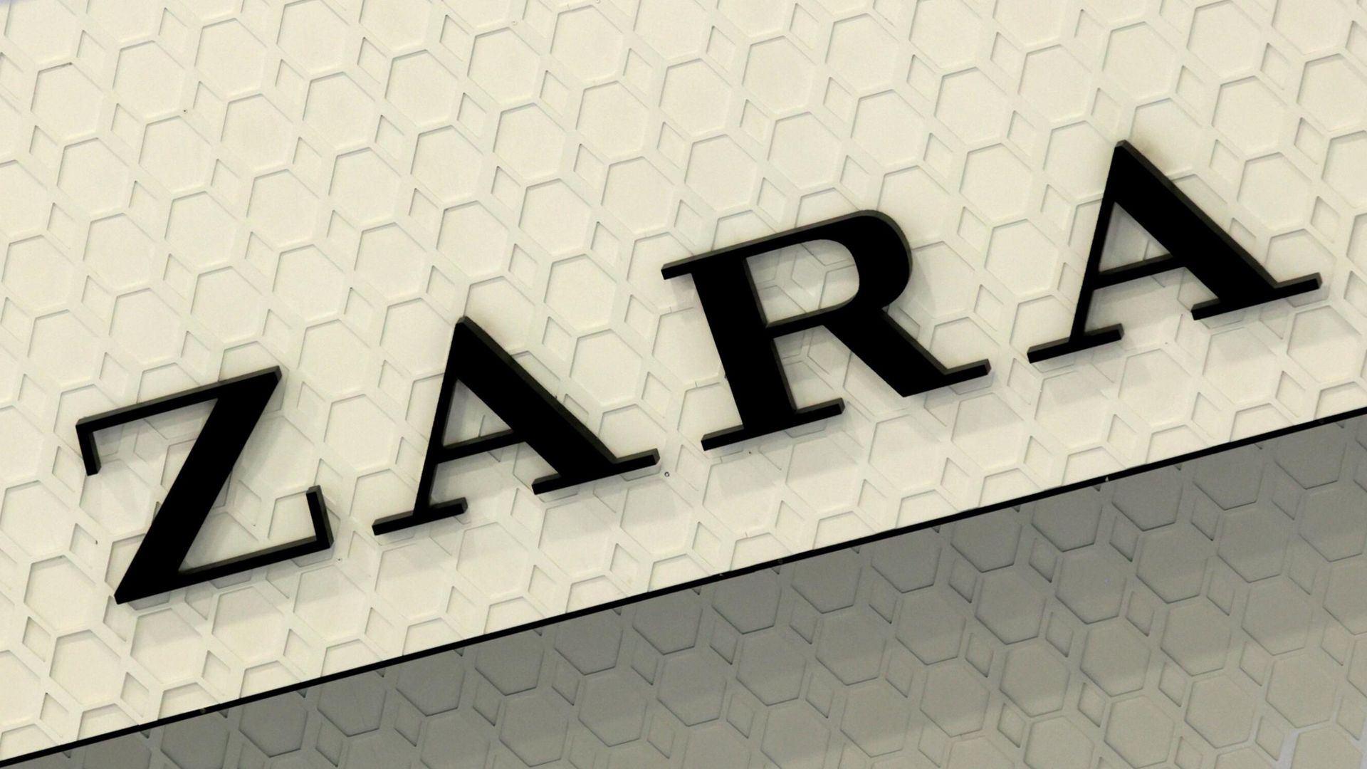 Логотип Zara в ТЦ Коламбус в Москве Логотип Zara в ТЦ Коламбус в Москве - РИА Новости, 1920, 14.07.2022