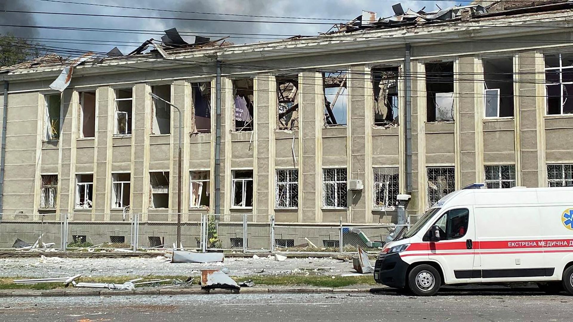 Автомобиль скорой помощи у Дома офицеров в Виннице Автомобиль скорой помощи у Дома офицеров в Виннице - РИА Новости, 1920, 14.07.2022