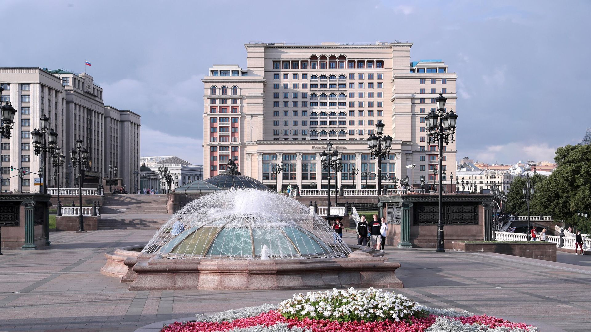 Манежная площадь в Москве. На дальнем плане в центре — гостиница Four Seasons - РИА Новости, 1920, 18.07.2022