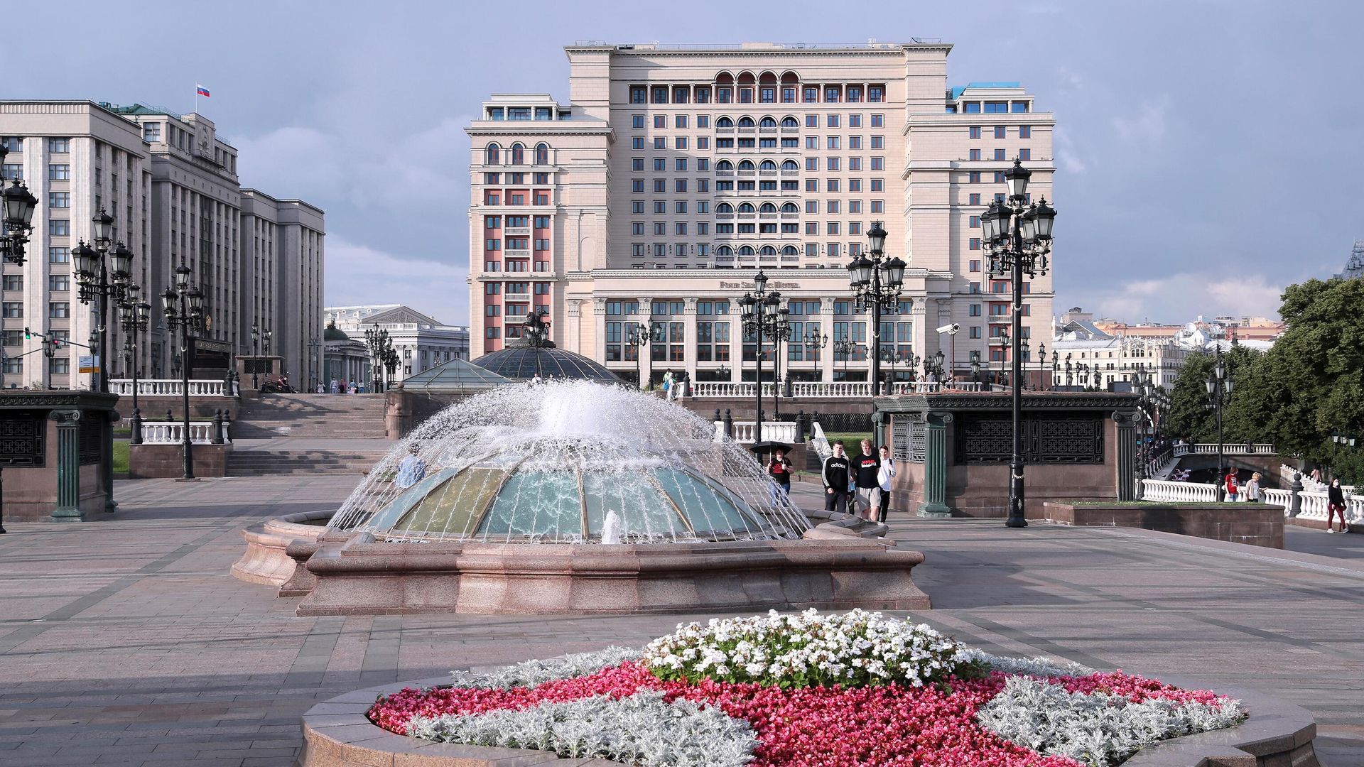 Манежная площадь в Москве. На дальнем плане в центре гостиница Four Seasons Hotel Moscow Манежная площадь в Москве. На дальнем плане в центре гостиница Four Seasons Hotel Moscow - РИА Новости, 1920, 13.11.2024