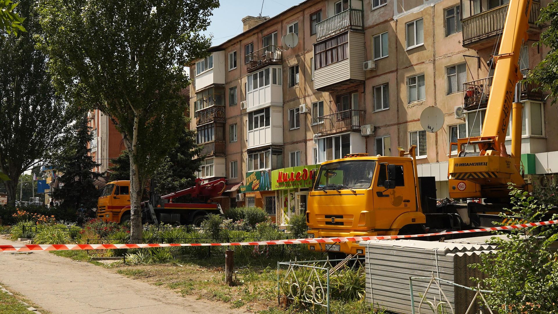Ремонт фасада жилого многоквартирного дома бригадами из РФ в квартале им. Гаевого в Луганске - РИА Новости, 1920, 08.11.2022