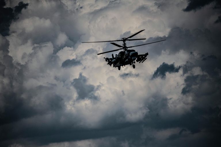 Вертолет Ка-52 пролетает над полевым аэродромом в зоне проведения специальной военной операции