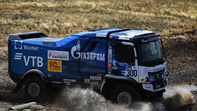 Экипаж команды KAMAZ-Master в составе Дмитрия Сотникова и Руслана Ахмадеева