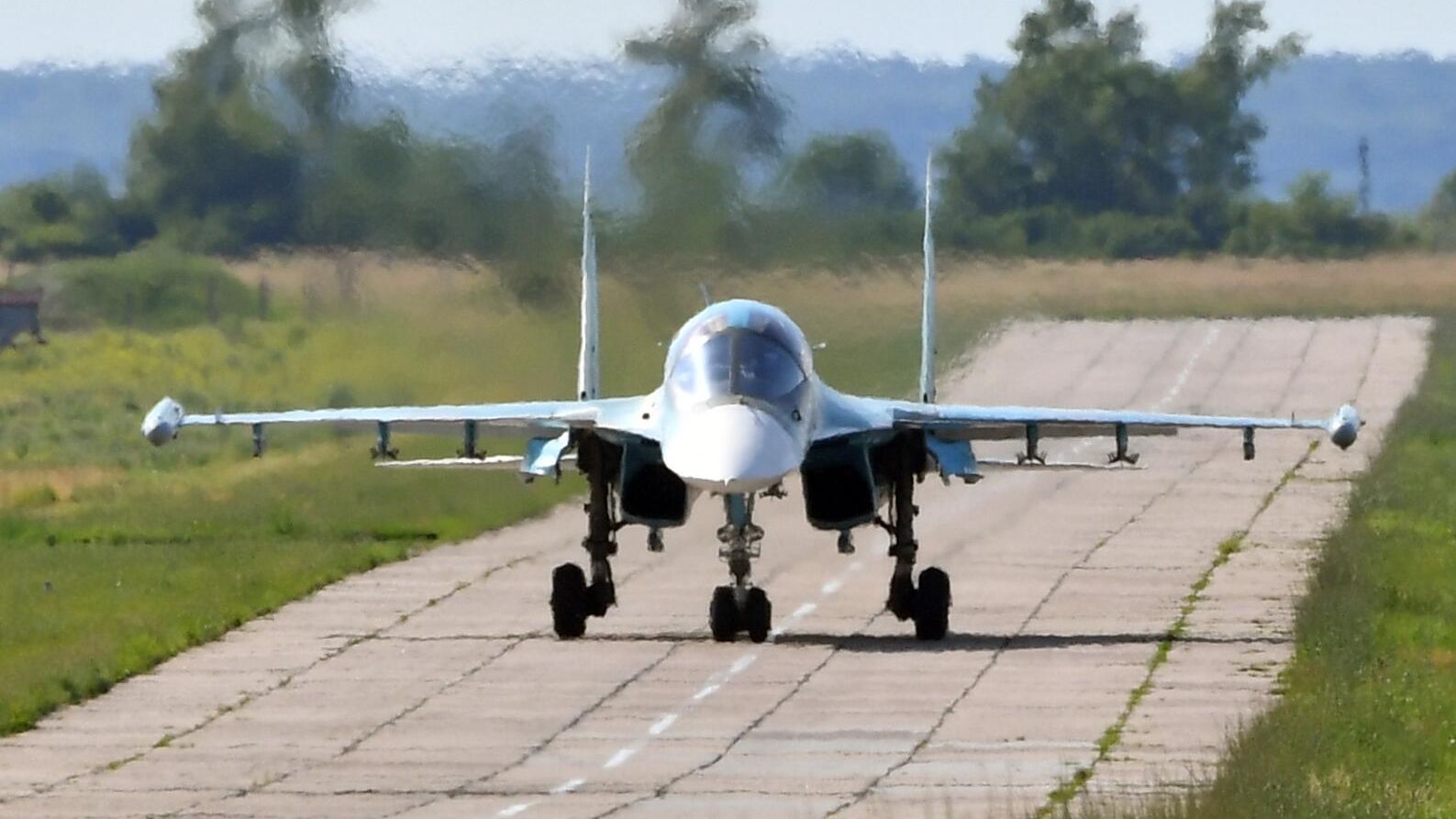 Посадка на аэродром истребителя-бомбардировщика ВКС России Су-34, задействованного в специальной военной операции Посадка на аэродром истребителя-бомбардировщика ВКС России Су-34, задействованного в специальной военной операции - РИА Новости, 1920, 12.08.2022