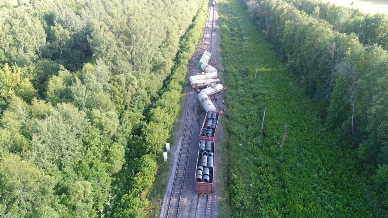 На месте схода 12 вагонов грузового состава в Тульской области На месте схода 12 вагонов грузового состава в Тульской области - РИА Новости, 1920, 16.07.2022