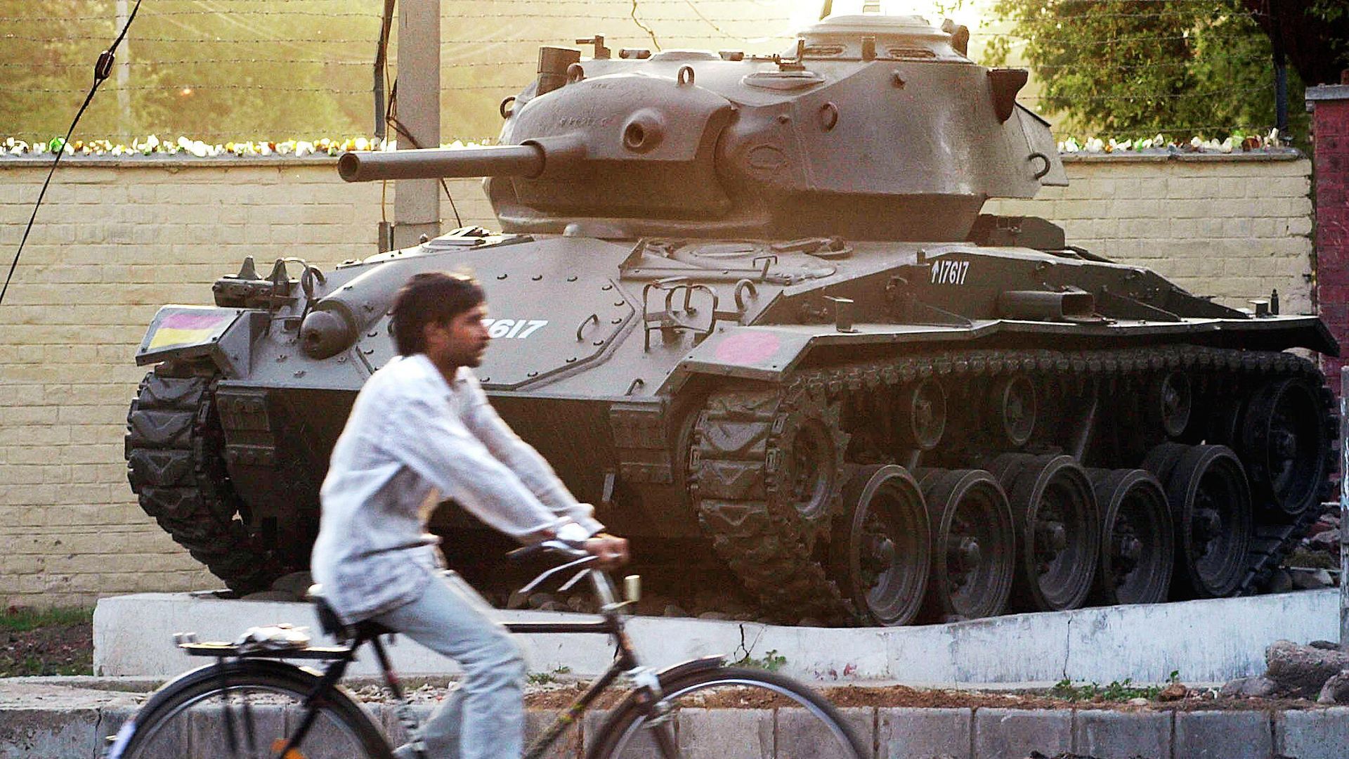 Захваченный во время войны 1971 года пакистанский танк в городе Джамму, Индия Захваченный во время войны 1971 года пакистанский танк в городе Джамму, Индия - РИА Новости, 1920, 17.07.2022