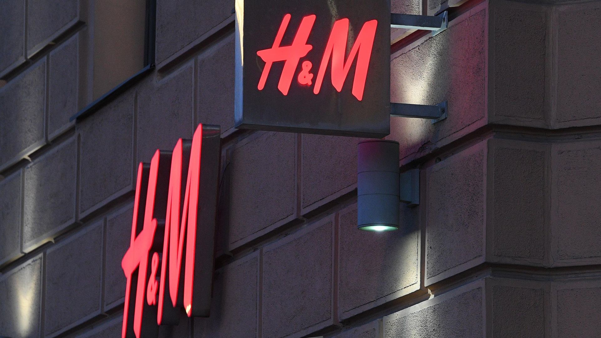 Логотип магазина одежды H&M на Тверской улице в Москве Логотип магазина одежды H&M на Тверской улице в Москве - РИА Новости, 1920, 28.07.2022