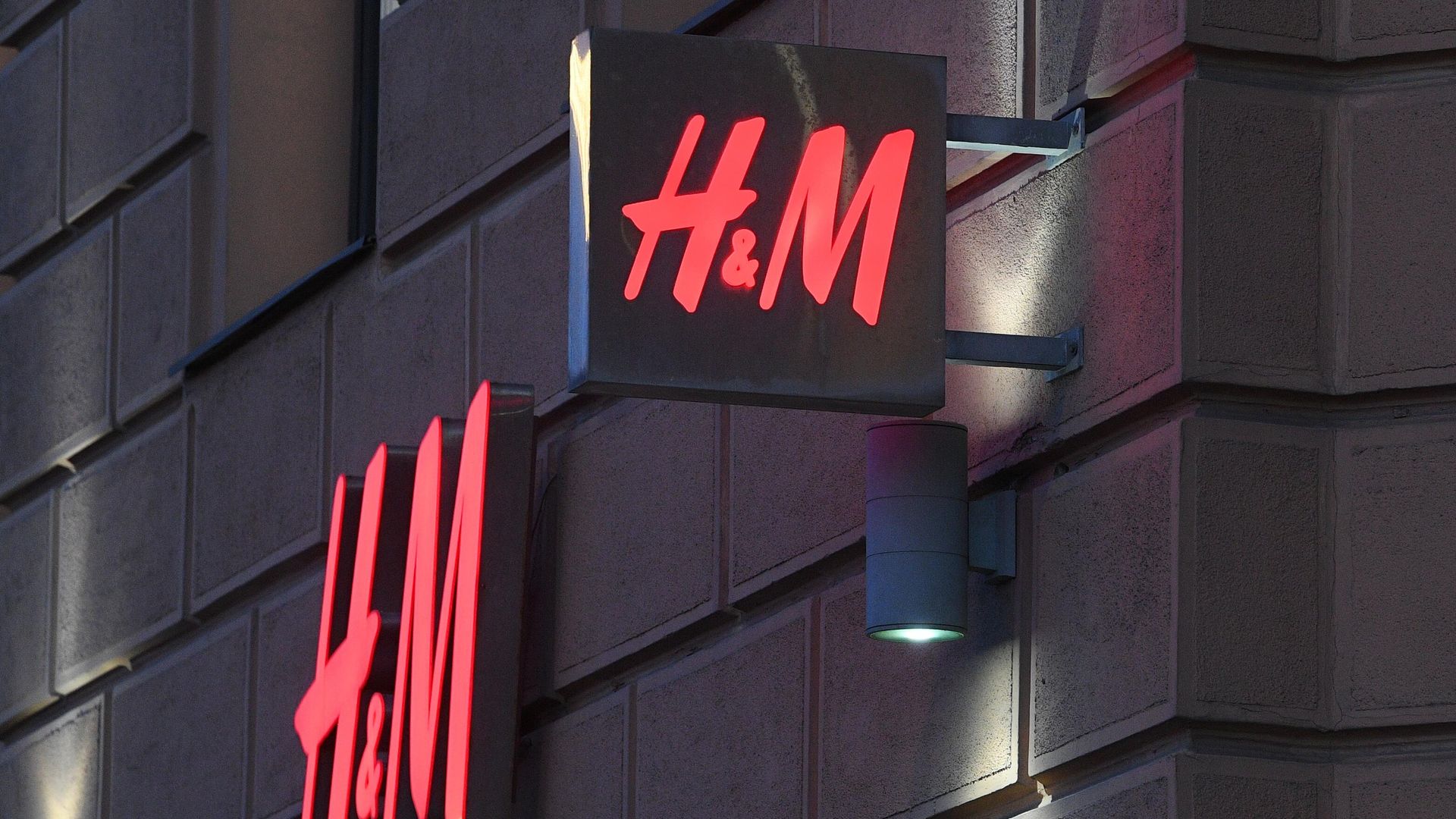 Логотип магазина одежды H&M Логотип магазина одежды H&M - РИА Новости, 1920, 29.06.2023