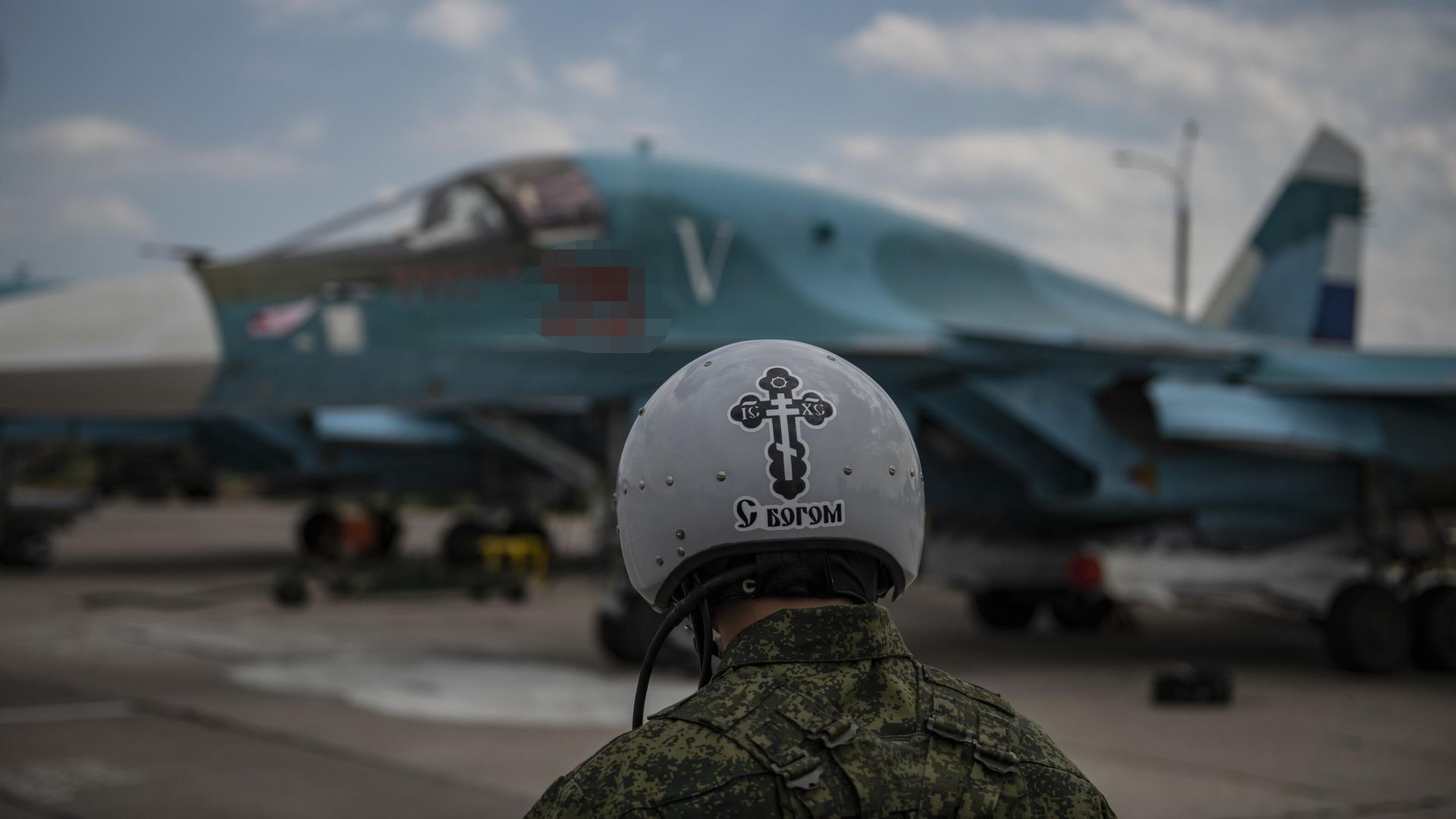 Пилот истребителя-бомбардировщика Су-34 ВКС РФ на аэродроме в зоне проведения спецоперации Пилот истребителя-бомбардировщика Су-34 ВКС РФ на аэродроме в зоне проведения спецоперации - РИА Новости, 1920, 20.06.2023