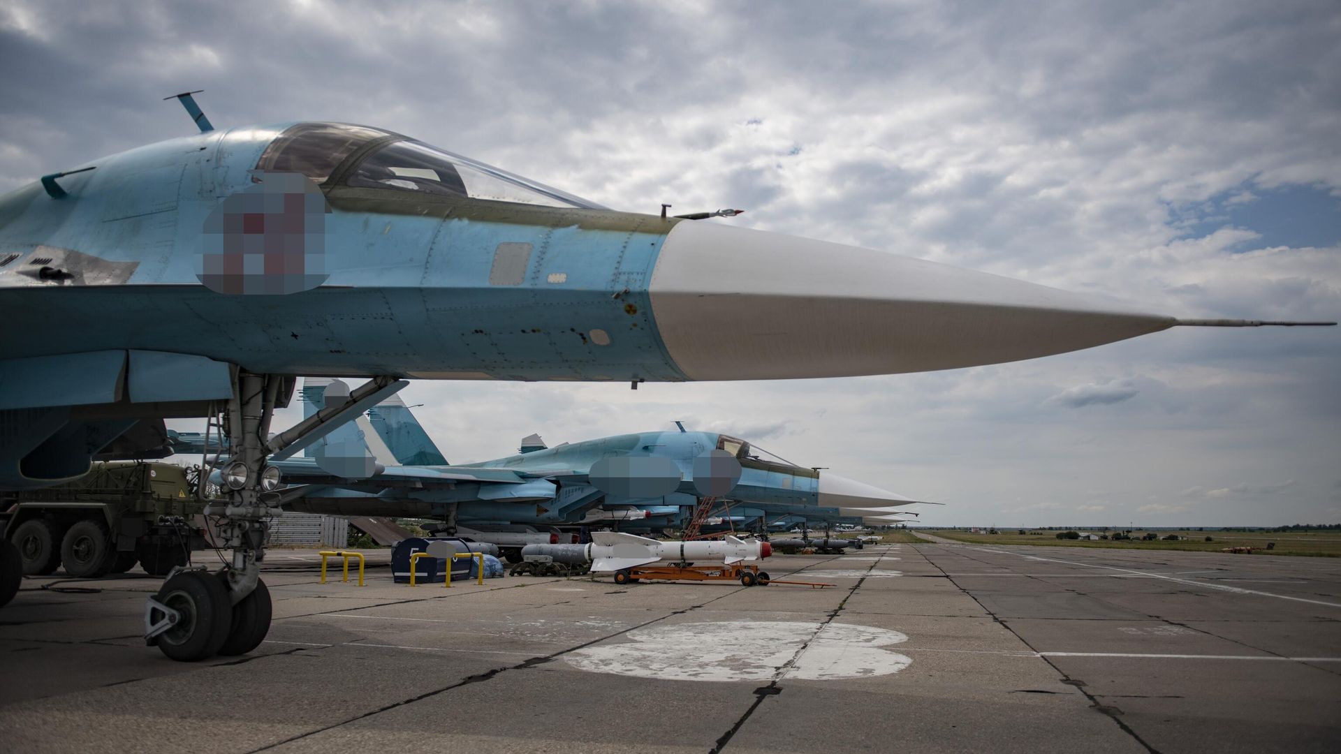Истребители-бомбардировщики Су-34 ВКС РФ на аэродроме в зоне проведения спецоперации Истребители-бомбардировщики Су-34 ВКС РФ на аэродроме в зоне проведения спецоперации - РИА Новости, 1920, 02.08.2022