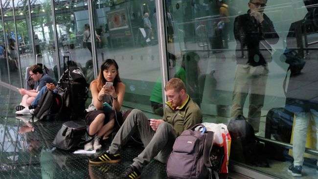Пассажиры у терминала аэропорта Хитроу после того, как рейсы British Airways были отменены. Архивное фото