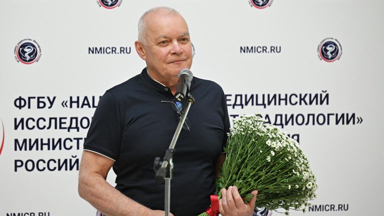 Дмитрий Киселев на благотворительном концерте Валентины Лисицы в институте им. Герцена Дмитрий Киселев на благотворительном концерте Валентины Лисицы в институте им. Герцена