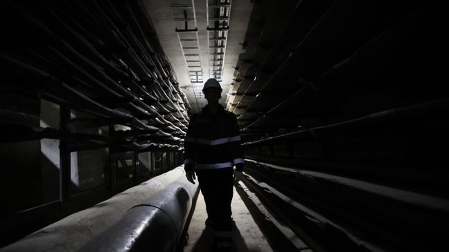 Сотрудник организации Москоллектор РЭК-1 осматривает коммуникации коллекторного комплекса, расположенного под парком Зарядье в Москве Сотрудник организации Москоллектор РЭК-1 осматривает коммуникации коллекторного комплекса, расположенного под парком Зарядье в Москве