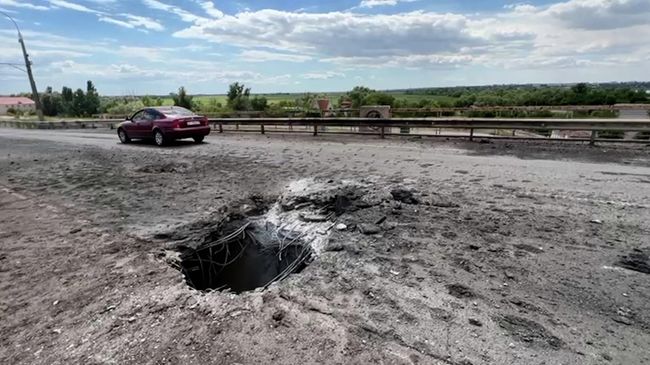 Антоновский мост через Днепр в Херсоне после обстрела со стороны ВСУ