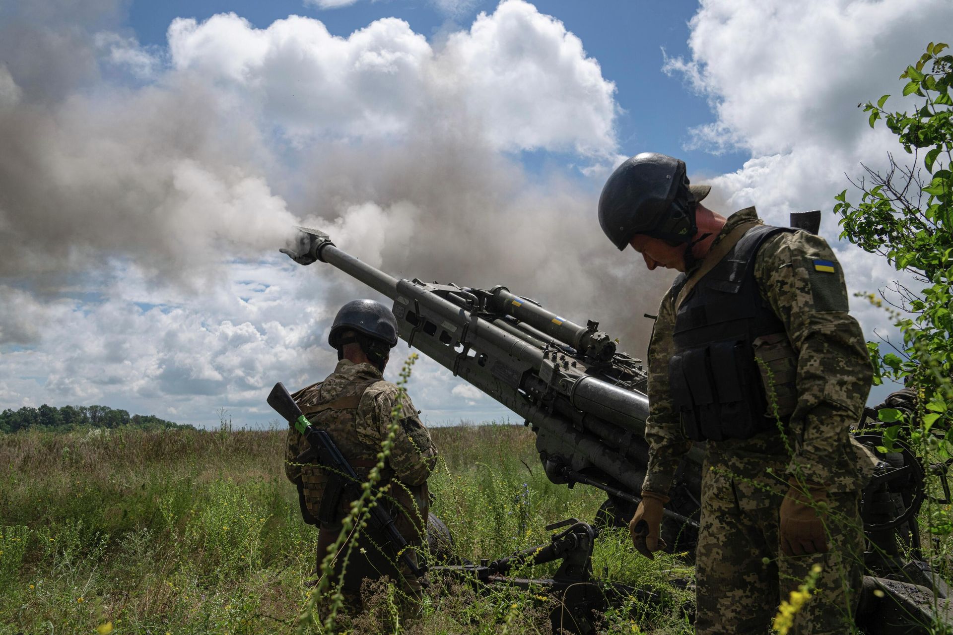 Украинские военнослужащие ведут огонь из гаубицы M777 Украинские военнослужащие ведут огонь из гаубицы M777 - РИА Новости, 1920, 21.06.2023