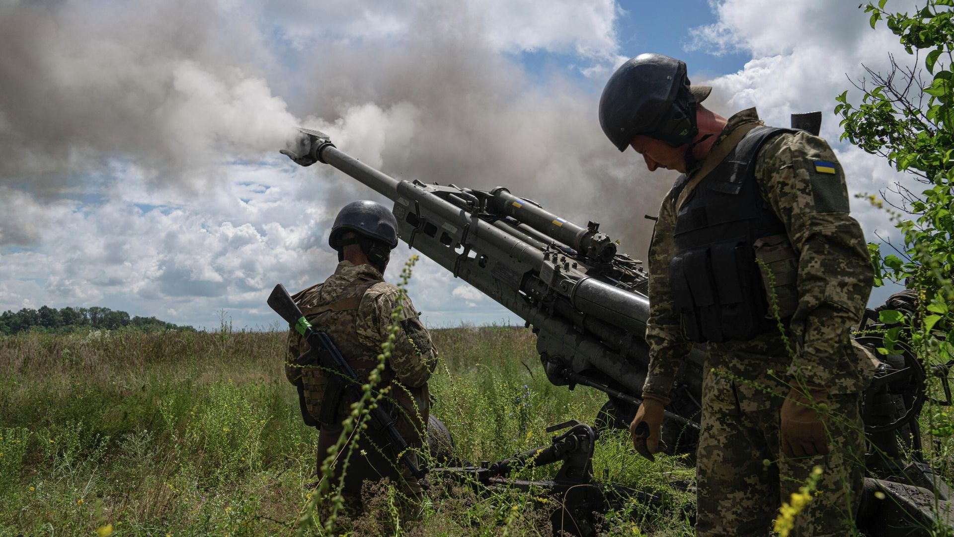 Украинские военнослужащие ведут огонь из гаубицы M777 Украинские военнослужащие ведут огонь из гаубицы M777 - РИА Новости, 1920, 20.04.2023