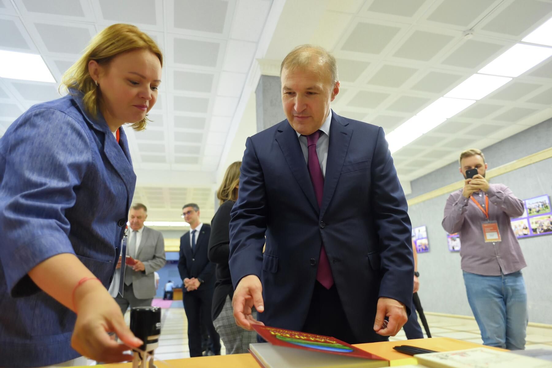Глава Адыгеи Мурат Кумпилов подписал издание Адыгея: край гор, лесов и водопадов Глава Адыгеи Мурат Кумпилов подписал издание Адыгея: край гор, лесов и водопадов - РИА Новости, 1920, 19.07.2022