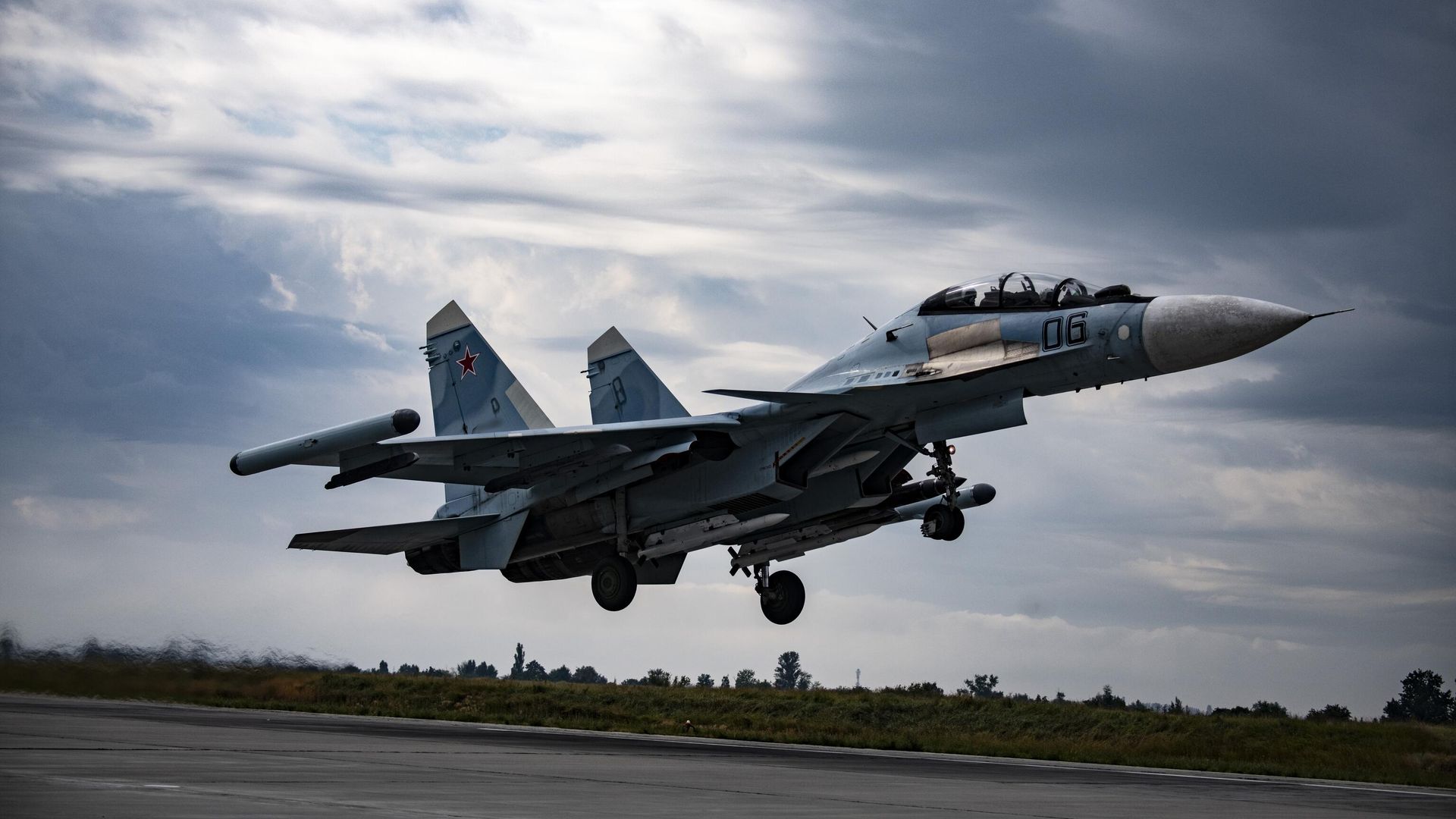Многоцелевой истребитель Су-35 ВКС России на аэродроме базирования истребителей ВКС России Многоцелевой истребитель Су-35 ВКС России на аэродроме базирования истребителей ВКС России - РИА Новости, 1920, 10.06.2023