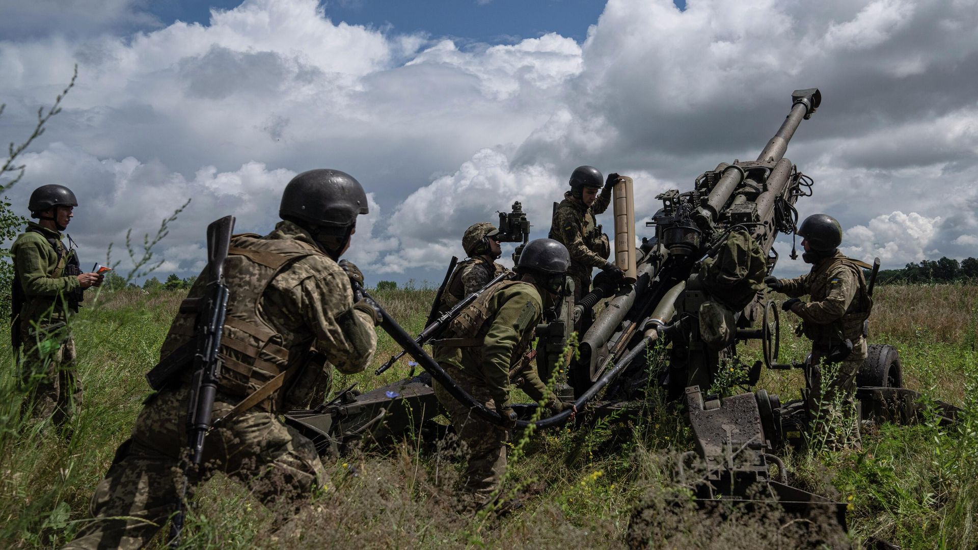 Украинские военнослужащие ведут огонь из гаубицы M777 Украинские военнослужащие ведут огонь из гаубицы M777 - РИА Новости, 1920, 03.09.2022