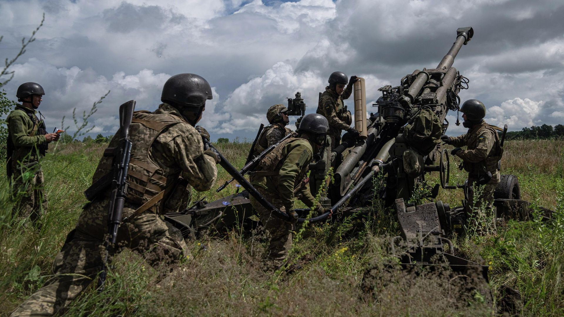 Украинские военнослужащие ведут огонь из гаубицы M777 - РИА Новости, 1920, 08.08.2022