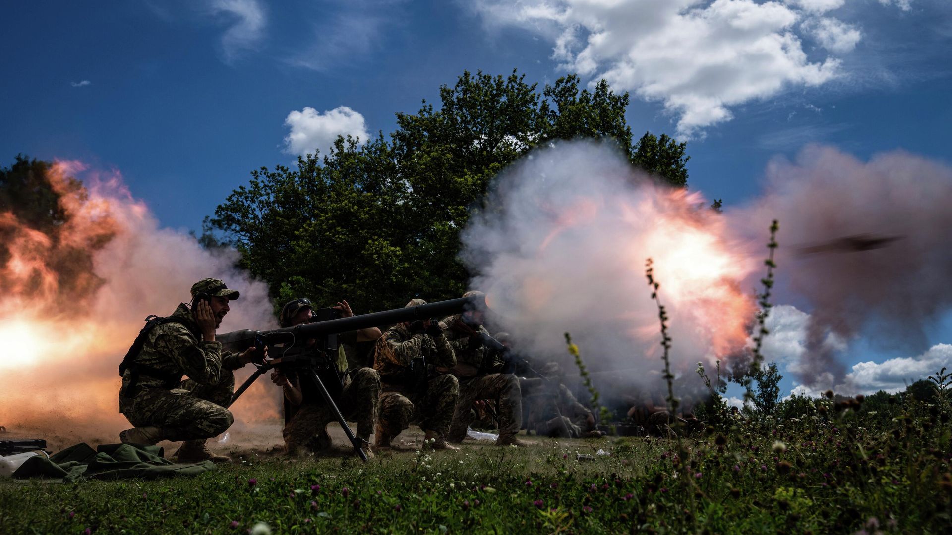 Украинские военнослужащие ведут огонь из станкового противотанкового гранатомета Украинские военнослужащие ведут огонь из станкового противотанкового гранатомета - РИА Новости, 1920, 31.08.2022