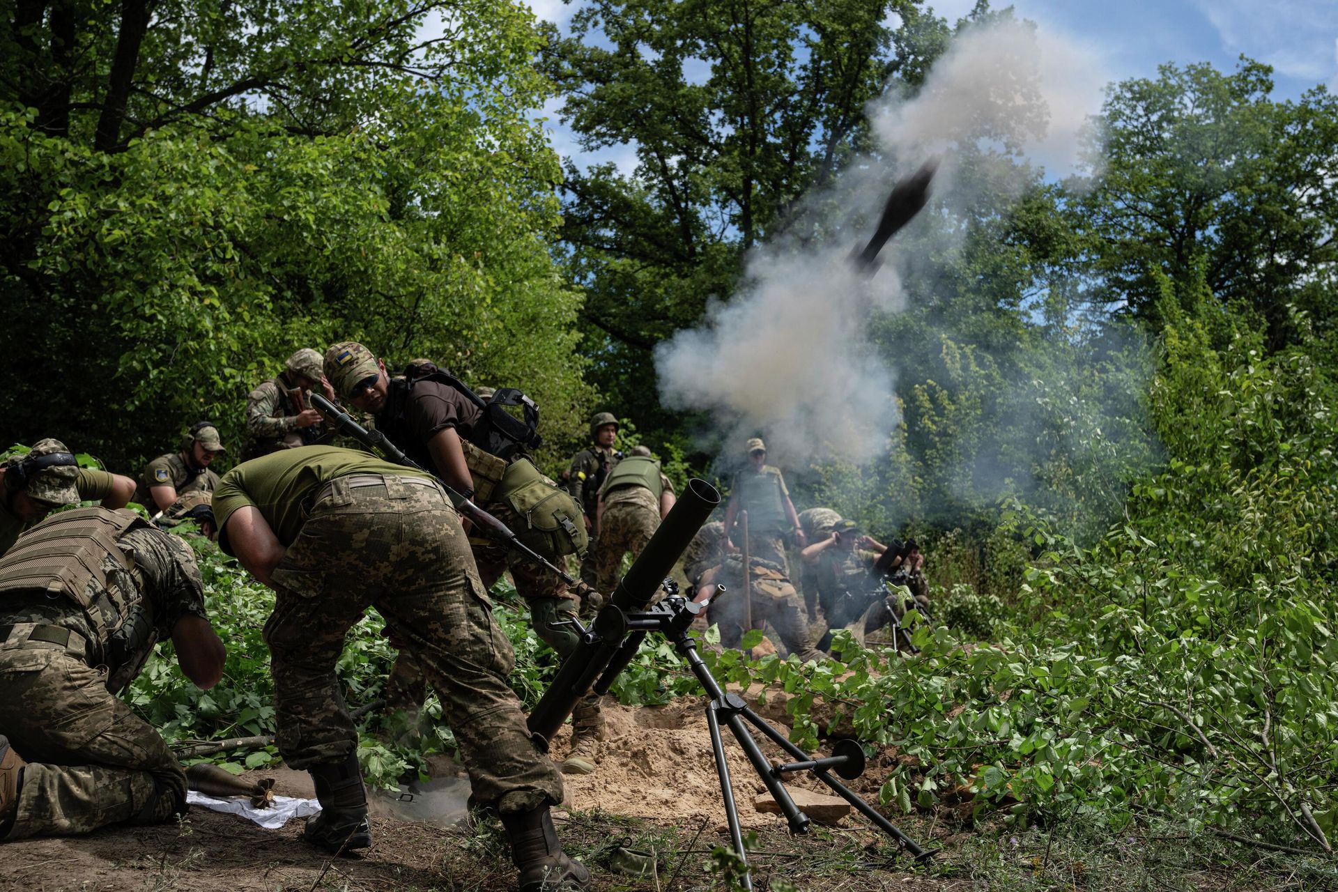 Украинские военнослужащие ведут огонь из 82-мм миномета Украинские военнослужащие ведут огонь из 82-мм миномета - РИА Новости, 1920, 20.07.2022