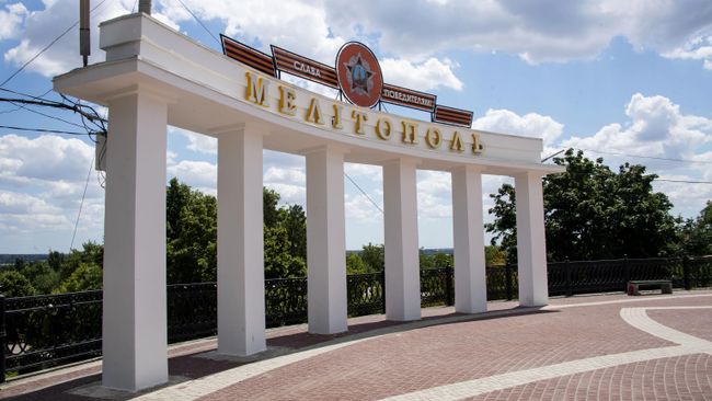 Арка освободителей на площади Победы в Мелитополе