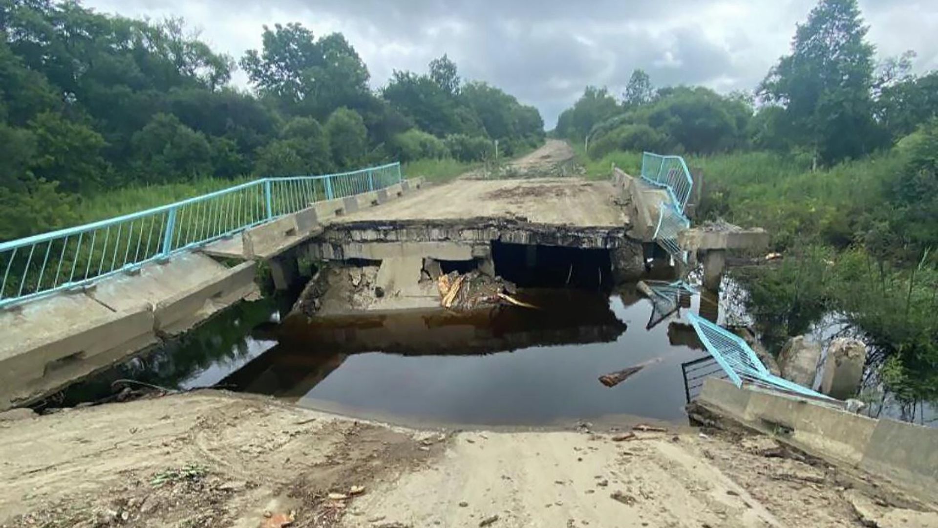 На месте обрушения моста в Кировском районе Приморья На месте обрушения моста в Кировском районе Приморья - РИА Новости, 1920, 21.07.2022