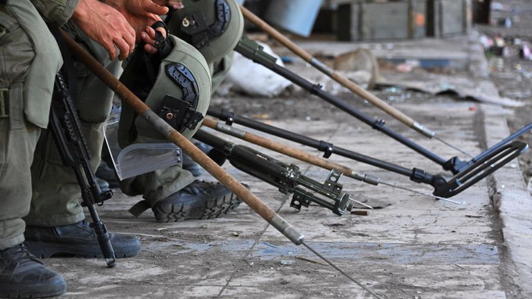 Военнослужащие группы разминирования международного противоминного центра ВС РФ у здания мариупольского аэропорта Военнослужащие группы разминирования международного противоминного центра ВС РФ у здания мариупольского аэропорта