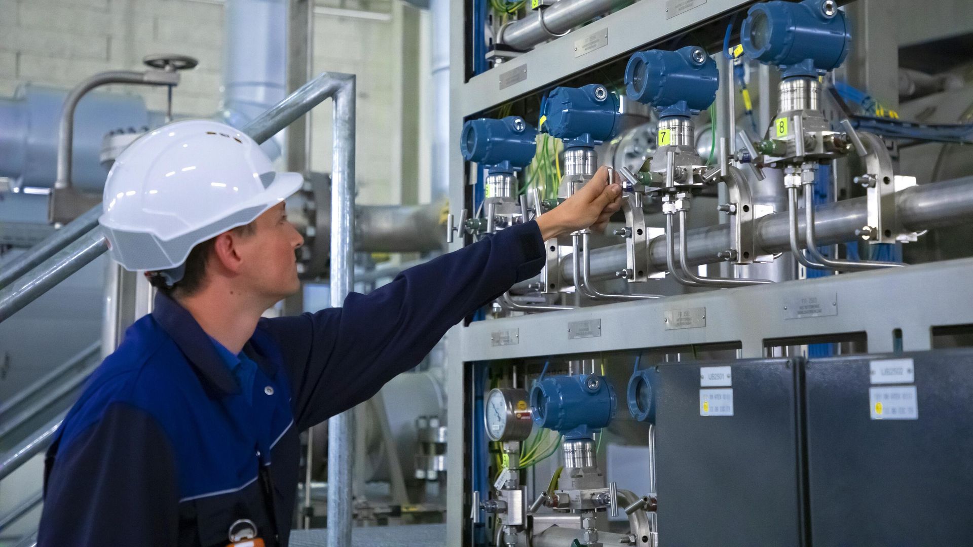 Сотрудник Центральноевропейского газового хаба в Баумгартене Сотрудник Центральноевропейского газового хаба в Баумгартене - РИА Новости, 1920, 15.02.2023