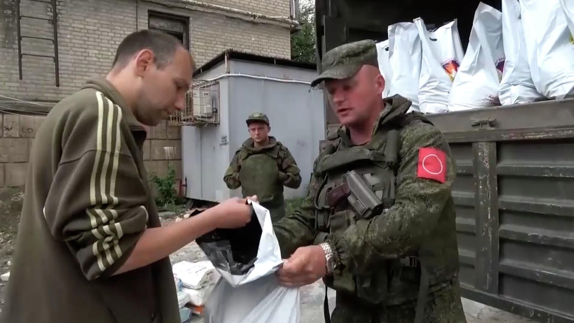 Раздача пяти тонн гуманитарной помощи жителям освобожденного Лисичанска Раздача пяти тонн гуманитарной помощи жителям освобожденного Лисичанска - РИА Новости, 1920, 23.07.2022