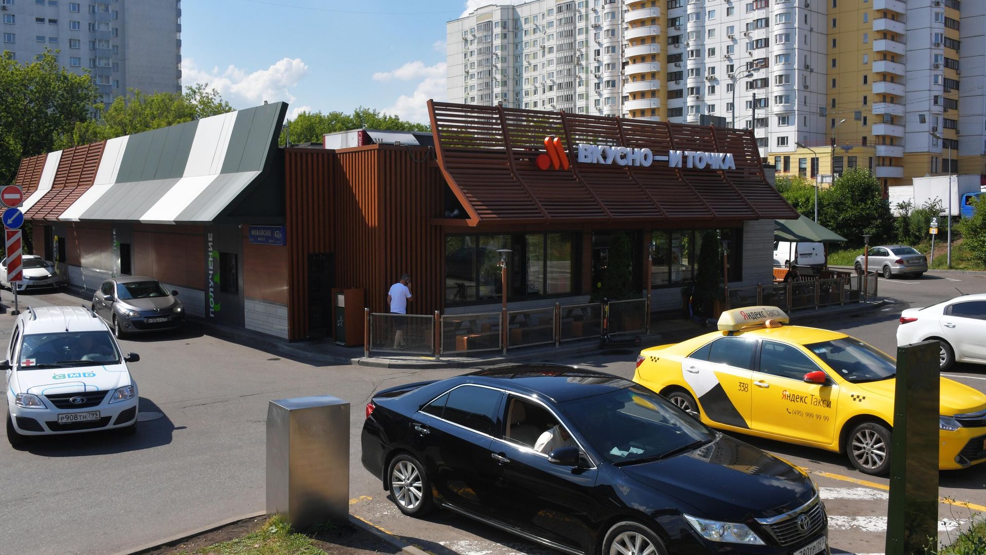 Вывеска на ресторане Вкусно и точка в Москве Вывеска на ресторане Вкусно и точка в Москве - РИА Новости, 1920, 25.07.2022
