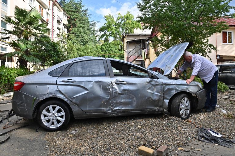 Мужчина у автомобиля, пострадавшего из-за сильного наводнения, на Донской улице в Сочи Мужчина у автомобиля, пострадавшего из-за сильного наводнения, на Донской улице в Сочи